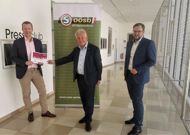 von links: Paul Eiselsberg, IMAS International, Josef Pühringer, Landesobmann OÖ Seniorenbund, und Franz Ebner, Landesgeschäftsführer OÖ Seniorenbund, präsentieren am 20. August 2020 eine Studie zu den Anliegen von Senioren. | Foto: Seniorenbund OÖ