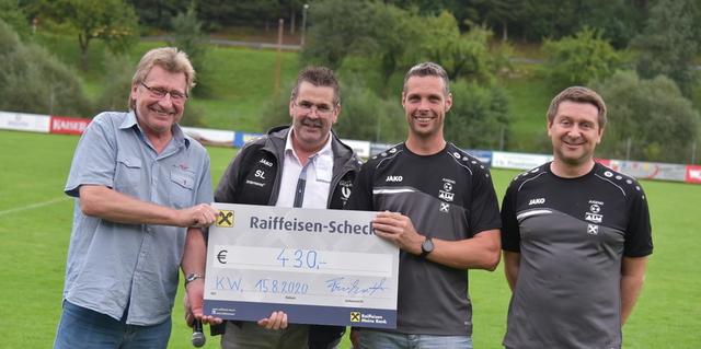 Von links: Bäckermeister Konrad Frühwirth, Andreas Moser (Fußball-Sektionsleiter), Björn Schartlmüller und Christian Karlinger (beide Nachwuchsleiter-Stellvertreter).