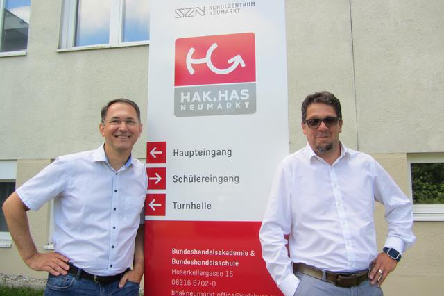 Bürgermeister Adi Rieger und Hak-Schulleiter Christoph Rosenstatter freuen sich über das Bildungsangebot für Erwachsene. | Foto: Hak Neumarkt