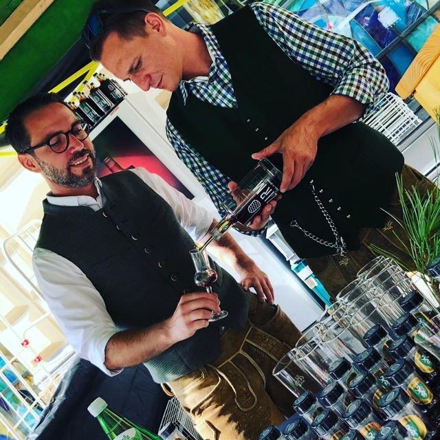 Raimund Propst und Florian Maurer schenken gerne ein. | Foto: KK