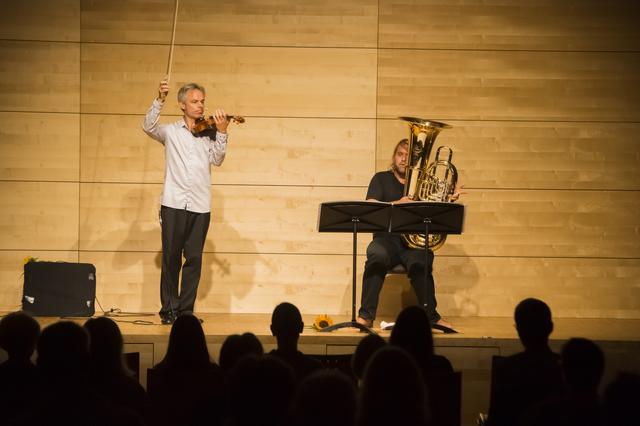 Mit versprechen Arrangements von Bach und Händel, Breinschmid usw. überzeugten Benjamin Schmid, Violine und Andreas Martin Hofmeir, Tuba beim 3. Kitzbüheler Sommerkonzert
| Foto: @ Marin Raffeiner