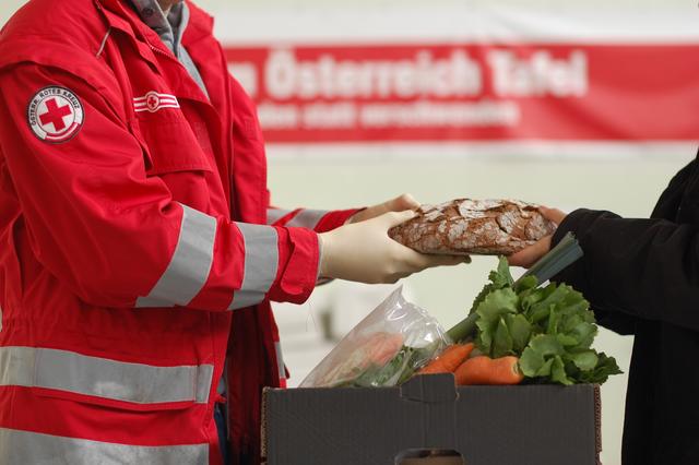 Das Rote Kreuz Knittelfeld verteilt Lebensmittel. | Foto: ÖRK