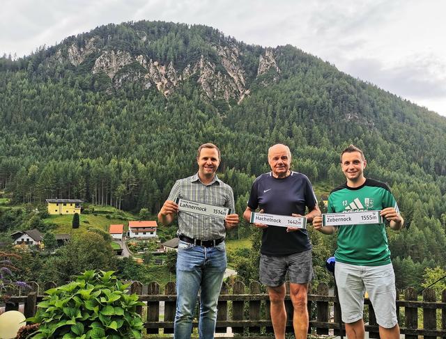 Mit den Hinweistafeln: Bürgermeister Christian Hecher, Herbert Martl und Christoph Stauder (von links) | Foto: Marktgemeinde Bad Bleiberg