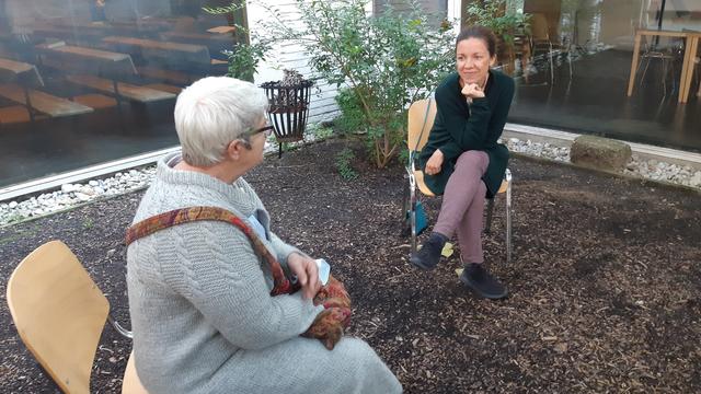 Kuratorin Eva Hörmann (l) und Pfarrerin Anna Kampl im Interview zur Zusammenarbeit im evangelischen Wien