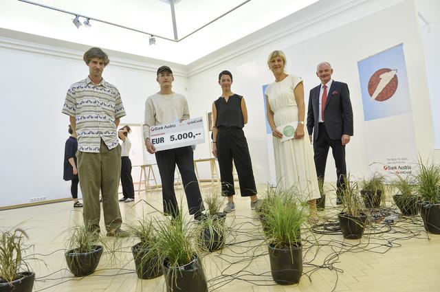 Der Sieger des Bank Austria Kunstpreises Kärnten Paul Spendier (2. v. l.)  | Foto: Helge Bauer