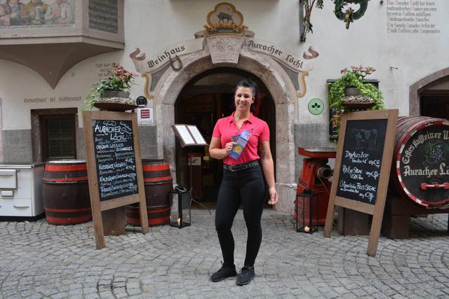 Die Aktion „Aufreißen &amp; Genießen“ ist erfolgreich angelaufen und die Gewinnlose werden bereits fleißig eingelöst. So etwa bei Auracher Löchl-Mitarbeiterin Kathi Berger. | Foto: Stadtmarketing Kufstein
