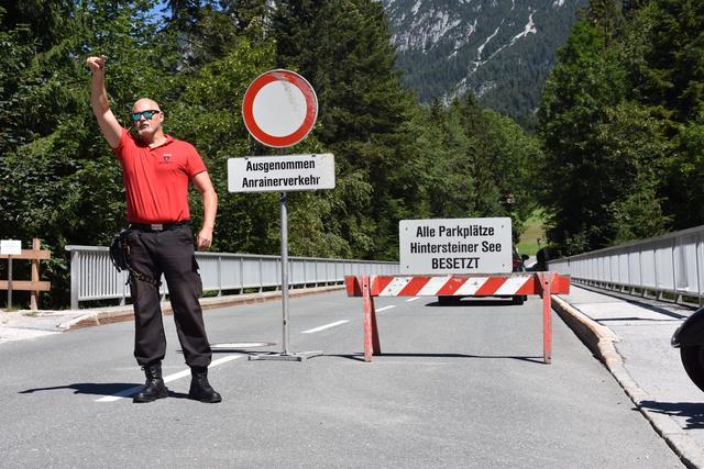 Wegen Überfüllung musste die Zufahrt Hintersteiner See bereits in diesem Sommer gesperrt werden. Scheffau will damit Wildparkern Einhalt gebieten.  | Foto: ZOOM.Tirol/BB Archiv