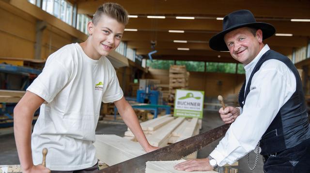 Der 100ste Buchner-Lehrling und einer der ersten Lehrlinge mit der guten alten Zugsäge (von links): Dominik Holzmann aus Königswiesen und Johann Luger aus Unterweißenbach. | Foto: Buchner/Wakolbinger