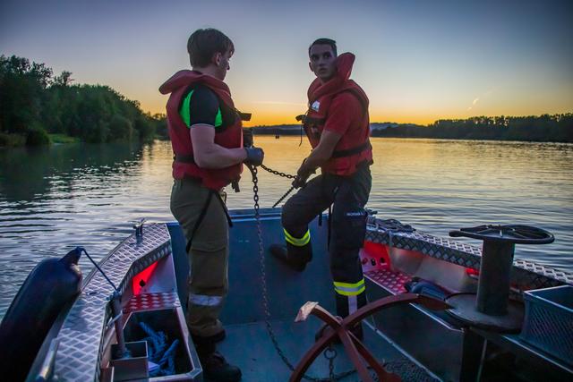 In teilweiser recht romantischer Abendstimmung ging am 20. August 2020 auf der Donau eine Mini-Ölwehr-Donau-Übung der Freiwilligen Feuerwehr Alkoven über die Bühne. | Foto: Hermann Kollinger