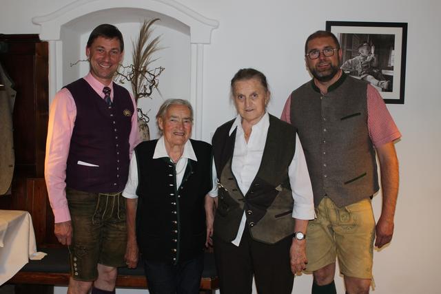 Jeßner Rosa und Winkler Josefa mit Bürgermeister und Vizebürgermeister. | Foto: Gemeinde Mariapfarr