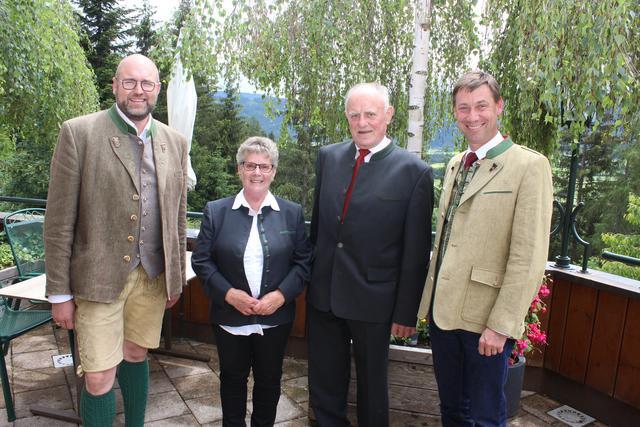 Santner Germana und Anton mit Bürgermeister und Vizebürgermeister. | Foto: Gemeinde Mariapfarr