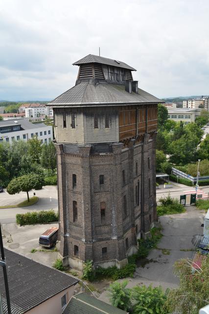 Blick von oben auf den Wasserturm am Bahnhof.