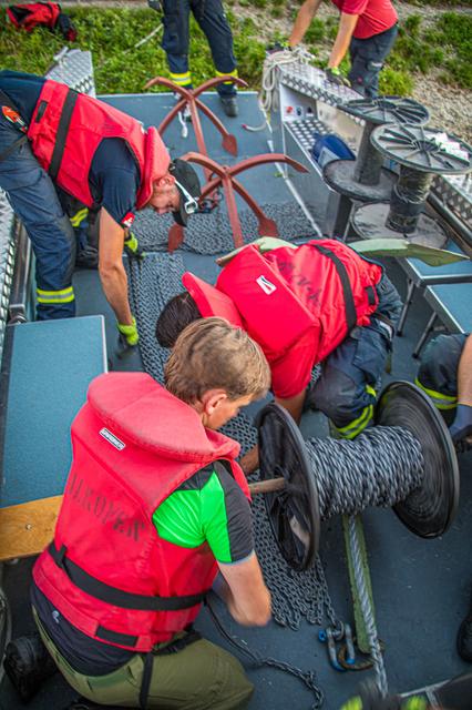 Drei Anker werden für eine Ölsperre gesetzt. Dazu benötigt es auch jede Menge Kettenmaterial. | Foto: Hermann Kollinger