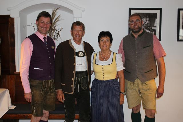 Bauer Liselotte und Josef mit Bürgermeister und Vizebürgermeister. | Foto: Gemeinde Mariapfarr