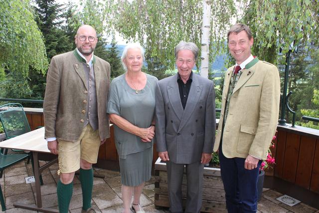 Panzini Antonia und Bruno mit Bürgermeister und Vizebürgermeister. | Foto: Gemeinde Mariapfarr