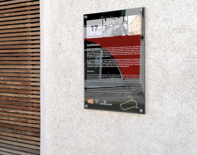 An insgesamt 22 Stationen wurden zweisprachige Infotafeln platziert.