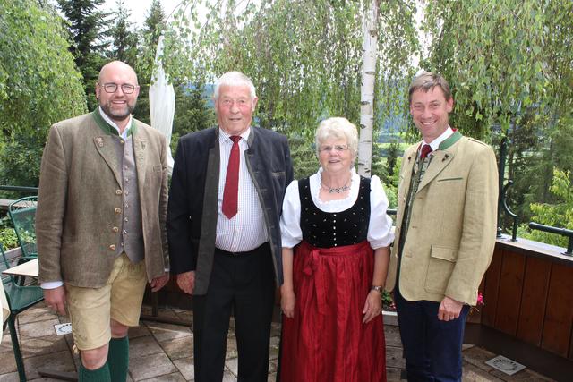 Laßhofer Rosina und Peter mit Bürgermeister und Vizebürgermeister. | Foto: Gemeinde Mariapfarr