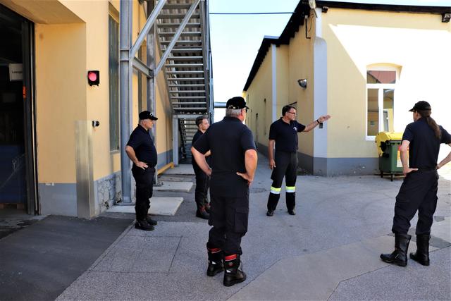 Eine Feuerwehrübung bei Roto Frank Kalsdorf hatte eine Begehung des Werksgeländes zum Inhalt. | Foto: Edith Ertl