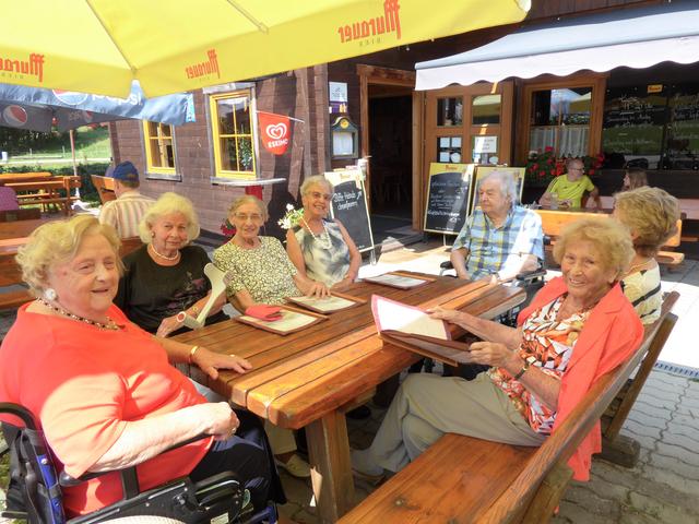 Der erste gemeinsamen Ausflug nach dem Covid-19 Lockdown führte die Senioren in den Wienerwald zum Gasthaus Holzschlag direkt am Fuße des Peilsteins.
