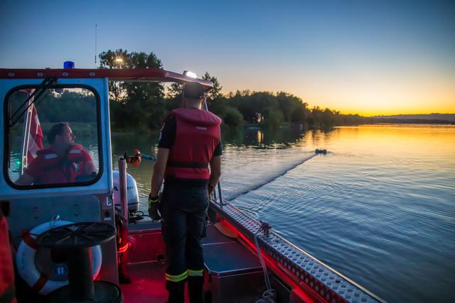 In teilweiser recht romantischer Abendstimmung ging am 20. August 2020 auf der Donau eine Mini-Ölwehr-Donau-Übung der Freiwilligen Feuerwehr Alkoven über die Bühne. | Foto: Hermann Kollinger