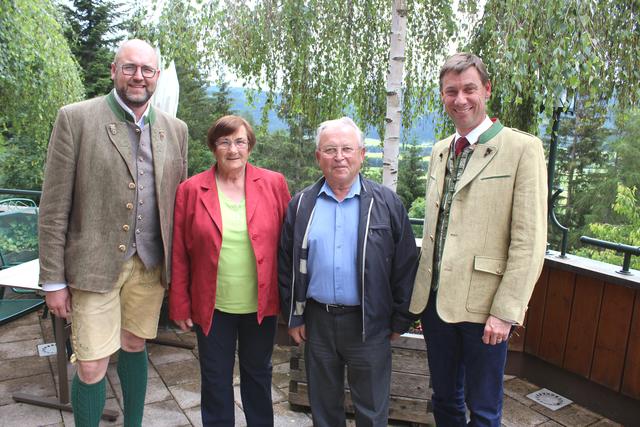 Seifter Hermann und Josefine mit Bürgermeister und Vizebürgermeister. | Foto: Gemeinde Mariapfarr