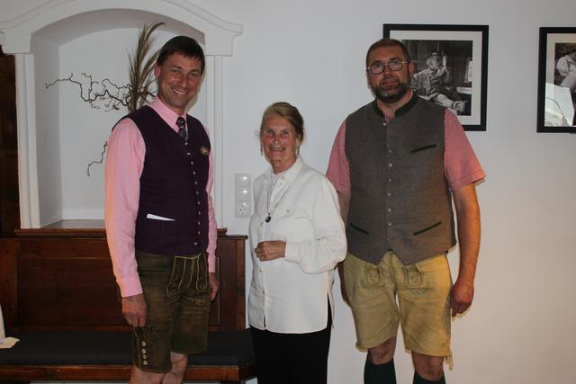 Dengg Reinhilde mit Bürgermeister und Vizebürgermeister. | Foto: Gemeinde Mariapfarr