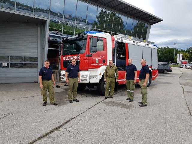 Nach 31 Jahren hat die Freiwillige Feuerwehr St. Thomas/Blasenstein ein neues Allrad-Tanklösch-Fahrzeug mit Bergeausrüstung (TLFA-B). Kommandant Günter Kastner, 2. v. links, Bürgermeister Michael Naderer, Mitte, mit Gerhard Holzer, Erwin Bauernfeind und Markus Peböck.  | Foto: FF St. Thomas Blasenstein