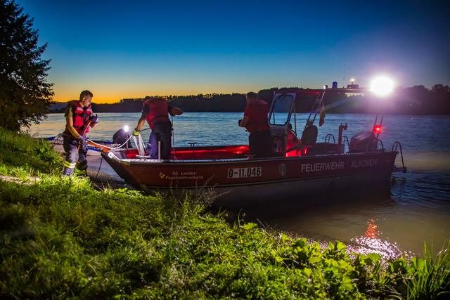 In teilweiser recht romantischer Abendstimmung ging am 20. August 2020 auf der Donau eine Mini-Ölwehr-Donau-Übung der Freiwilligen Feuerwehr Alkoven über die Bühne. | Foto: Hermann Kollinger