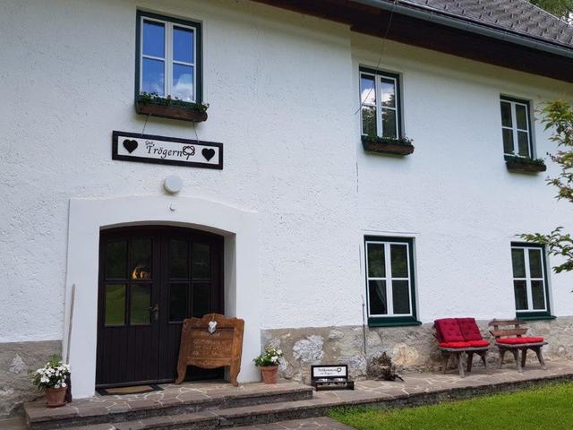 Das "Gut Trögern" und die nahegelegene Kirche umgibt eine 150-jährige Geschichte.
