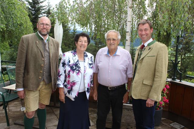 Sorger Theresia und Franz mit Bürgermeister und Vizebürgermeister. | Foto: Gemeinde Mariapfarr