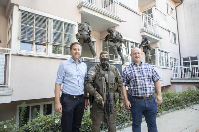 Die Salzburg Wohnbau stellt dem Einsatzkommando Cobra leerstehende Gebäude für Trainingszwecke zur Verfügung. Im Bild v.l. Prok. Bmst. DI Thomas Maierhofer (Salzburg Wohnbau) und Bürgermeister Peter Harlander - im Zivilberuf Polizist - mit Cobra-Einsatzkräften beim Training in Golling.