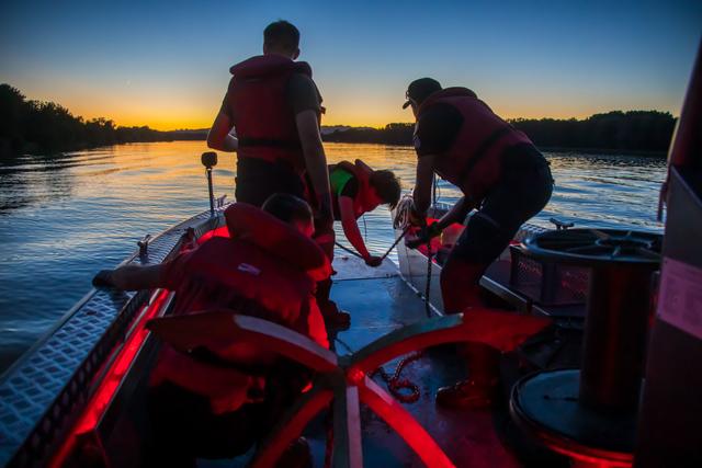 In teilweiser recht romantischer Abendstimmung ging am 20. August 2020 auf der Donau eine Mini-Ölwehr-Donau-Übung der Freiwilligen Feuerwehr Alkoven über die Bühne. | Foto: Hermann Kollinger