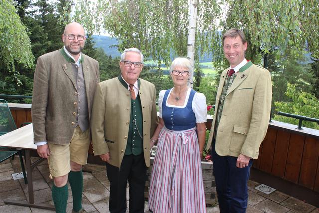 Hutegger Veronika und Josef mit Bürgermeister und Vizebürgermeister. | Foto: Gemeinde Mariapfarr