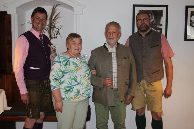 Perner Eberhard mit Gattin Monika mit Bürgermeister und Vizebürgermeister. | Foto: Gemeinde Mariapfarr