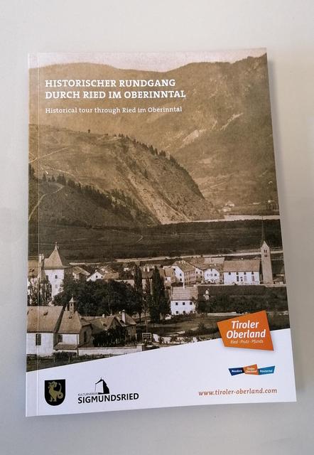 Das neue Booklet informiert Einheimische und Gäste über historische Schauplätze im Oberinntal.