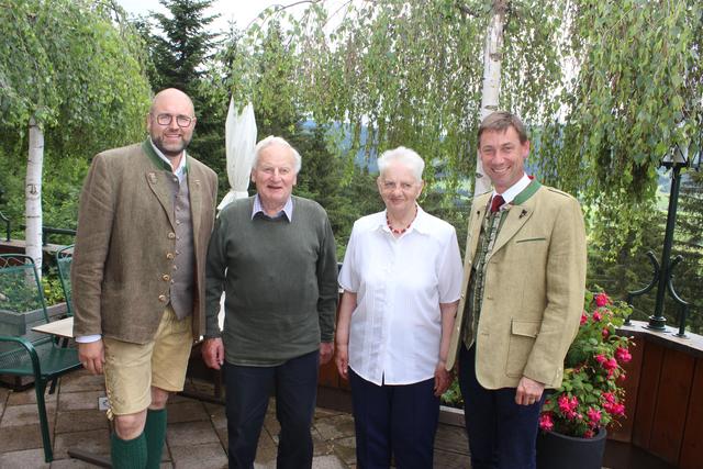 Jubilar Werner Laßhofer – er wurde 90 Jahre alt – mit Gattin Josefine sowie Bürgermeister Andreas Kaiser (re.) und Vizebürgermeister Hans Josef Kren (li.). | Foto: Gemeinde Mariapfarr