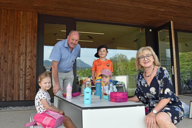 Palfrader und Ritzer machten sich am 13. August im Kindergarten Ebbs ein Bild vom gelungenen Neubau.  | Foto: Land Tirol/Huldschiner