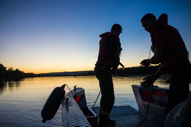 Nachdem der erste Anker gesetzt wurde lässt der Schiffsführer das Boot stromabwärts treiben, um den Sitz des Ankers zu prüfen, ehe die nächsten beiden gesetzt werden. | Foto: Hermann Kollinger