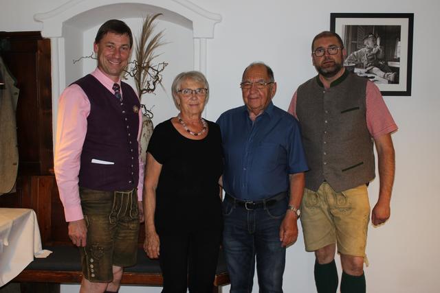Lankmayer Bruno mit Gattin Walburga mit Bürgermeister und Vizebürgermeister. | Foto: Gemeinde Mariapfarr