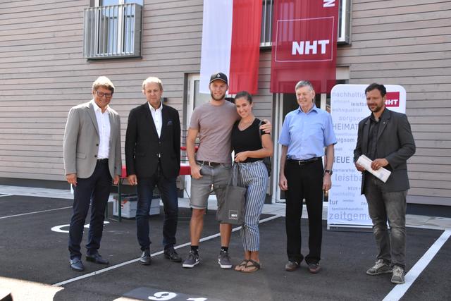 Wohnen um 5 Euro pro Quadratmeter in Baumkirchen (v.li.): NHT-Geschäftsführer Hannes Gschwentner, Otto Flatscher (Leiter Wohnbauförderung, Land Tirol), Bürgermeister Josef Schindl und Landtagsabgeordneter Florian Riedl übergeben den Wohnungsschlüssel an Benjamin Eder und Vanessa Egger.