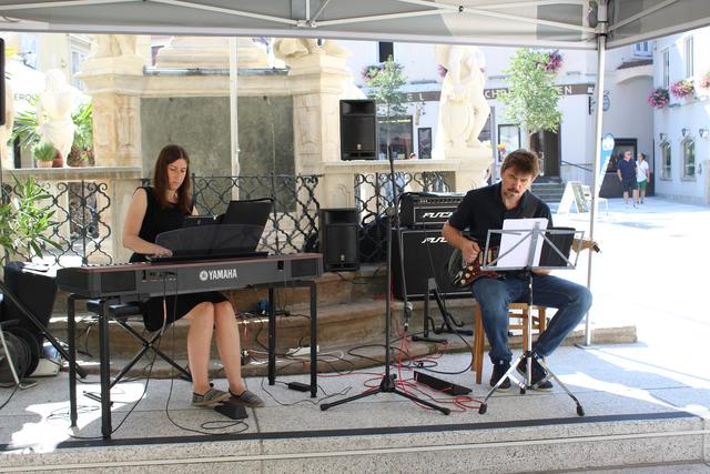 Pianistin Helga Pressl mit Sänger und Gitarristen Markus Heller