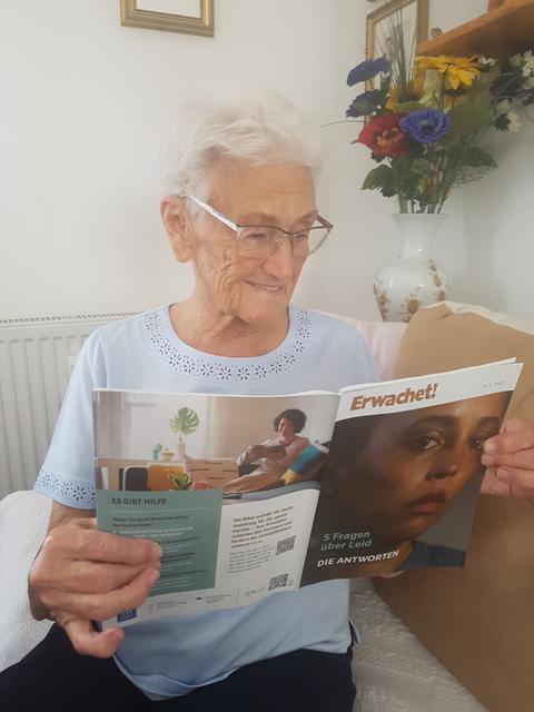 Die 86-jährige Berta Lindner, die selbst viel Leid in ihrem Leben erfahren hat, freute sich über die positive Nachricht der Bibel, die in der aktuellen Erwachet!-Ausgabe erläutert wird.