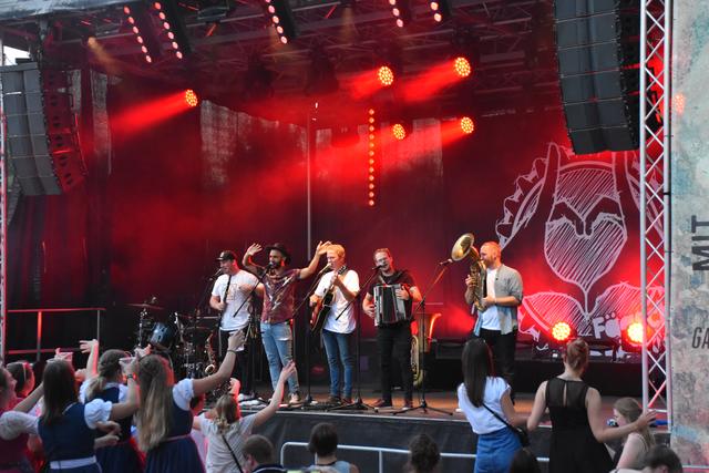 Die "Fäaschtbänkler" heizten dem Publikum am Freitag, den 21. August beim "Mit Abstand Festival" in Rattenberg kräftig ein. | Foto: Barbara Fluckinger