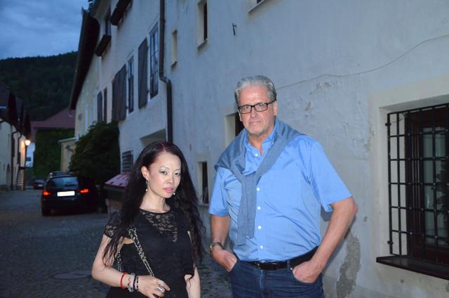 Musiklehrer Karl Unterkofler mit Lan Xue