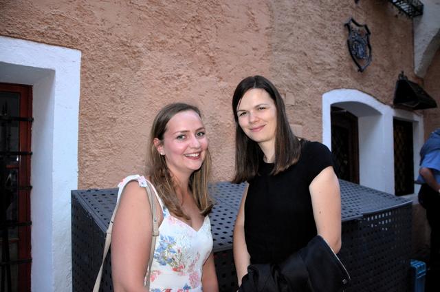 Theresa Sima wird von Stefanie Egger begleitet