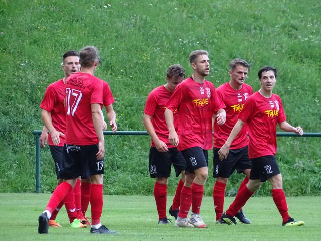 Der Mann der Stunde: Ivan Pravdic, 3. von rechts, vierfacher Torschütze von Maria Gail