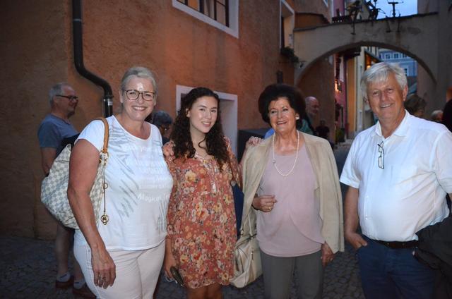 Chistinina und Armin Gritschacher rahmen Cattina Klingan und Gerhild Gritschacher ein