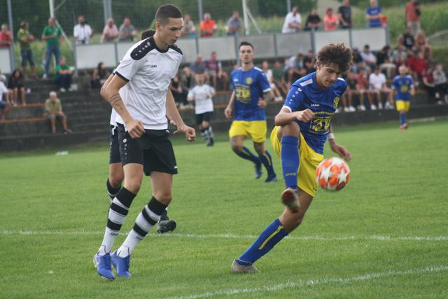 Nach der Derbyniederlage muss der SC Ernsthofen (li. Neuzugang Ivan Grgic) weiter auf den ersten vollen Erfolg in der neuen Saison warten.