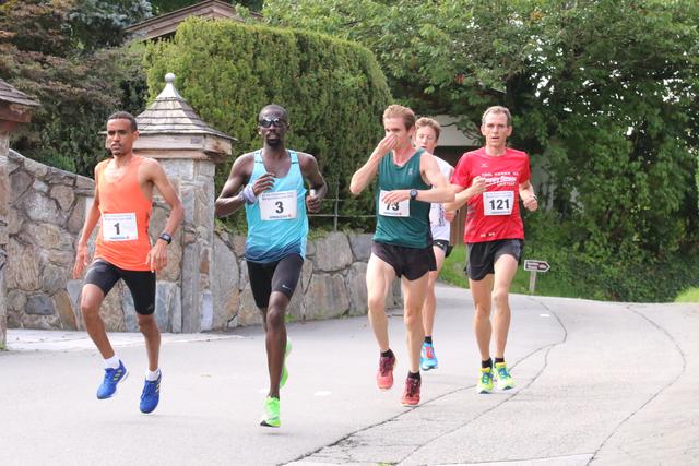 Die schnellsten Fünf bestimmten vom Start an das Tempo (V.L.n.r.): Filimon Abraham, Isaac Kosgei, Simon Lechleitner, Manuel Innerhofer und Florian Zeisler