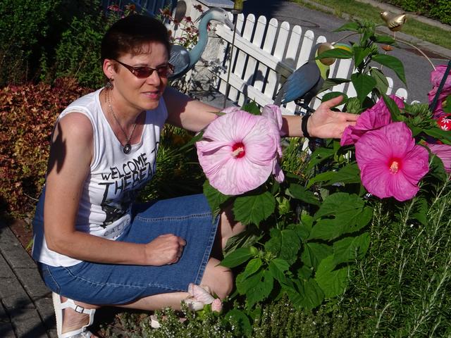 Karla Schöll inmitten ihrer Hibiskuspracht.